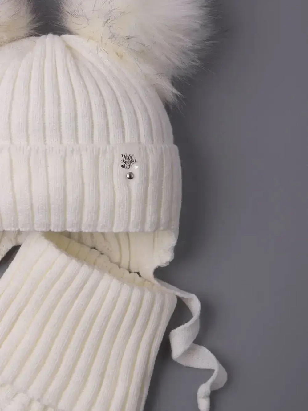 Шапка зимняя детская с помпонами и манишка