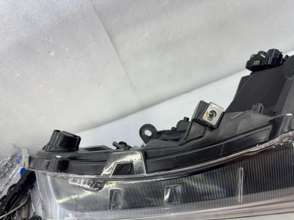 Оригинальная правая LED фара Toyota Wildlander