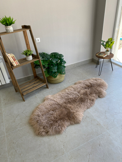 Шкура коврик меховой прикроватный овчина, 150х60 см. Капучино