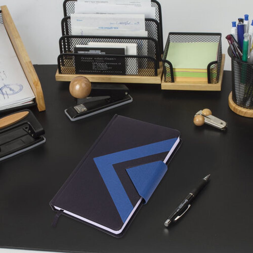 Ежедневник недатированный А5 138x213 мм, BRAUBERG "Waves" под кожу, застежка, 160 л., черный/синий, 114453