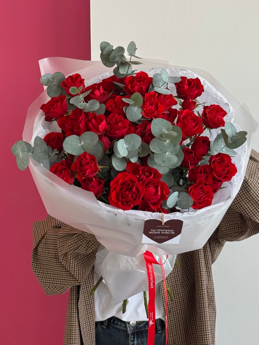 предзаказ - моно букет из кустовых красных роз и эвкалипта