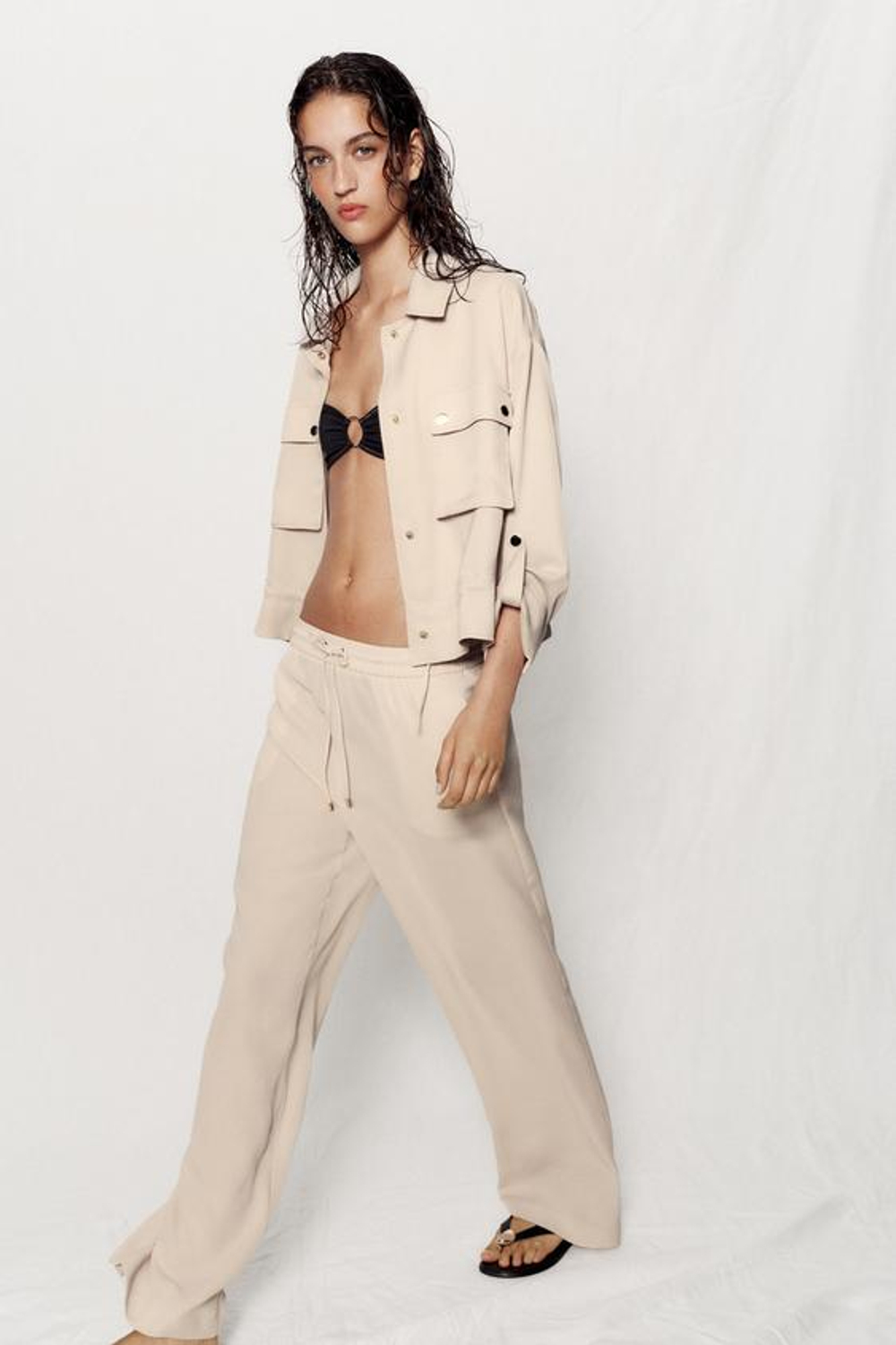 ZARA БРЮКИ ИЗ СТРУЯЩЕЙСЯ ТКАНИ С ЭЛАСТИЧНЫМ ПОЯСОМ, БЕЖЕВЫЙ
