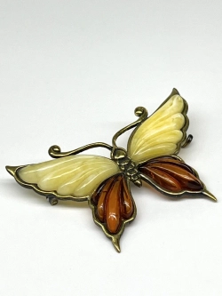 Бронзовая статуэтка на янтаре