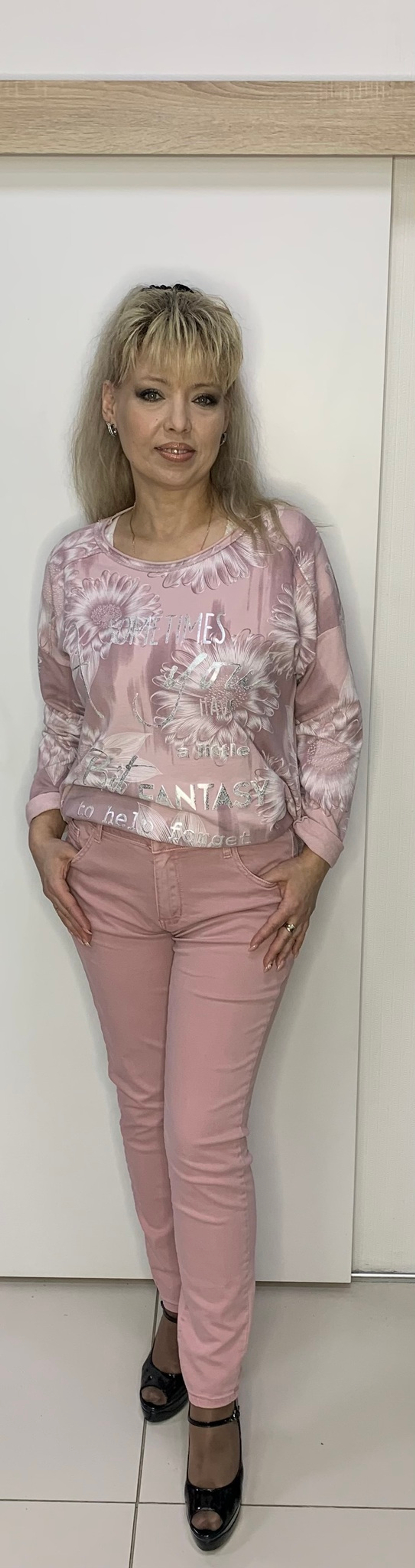 Розовые джинсы