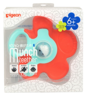 PIGEON Прорезыватель-погремушка Munch teether, 6 мес.