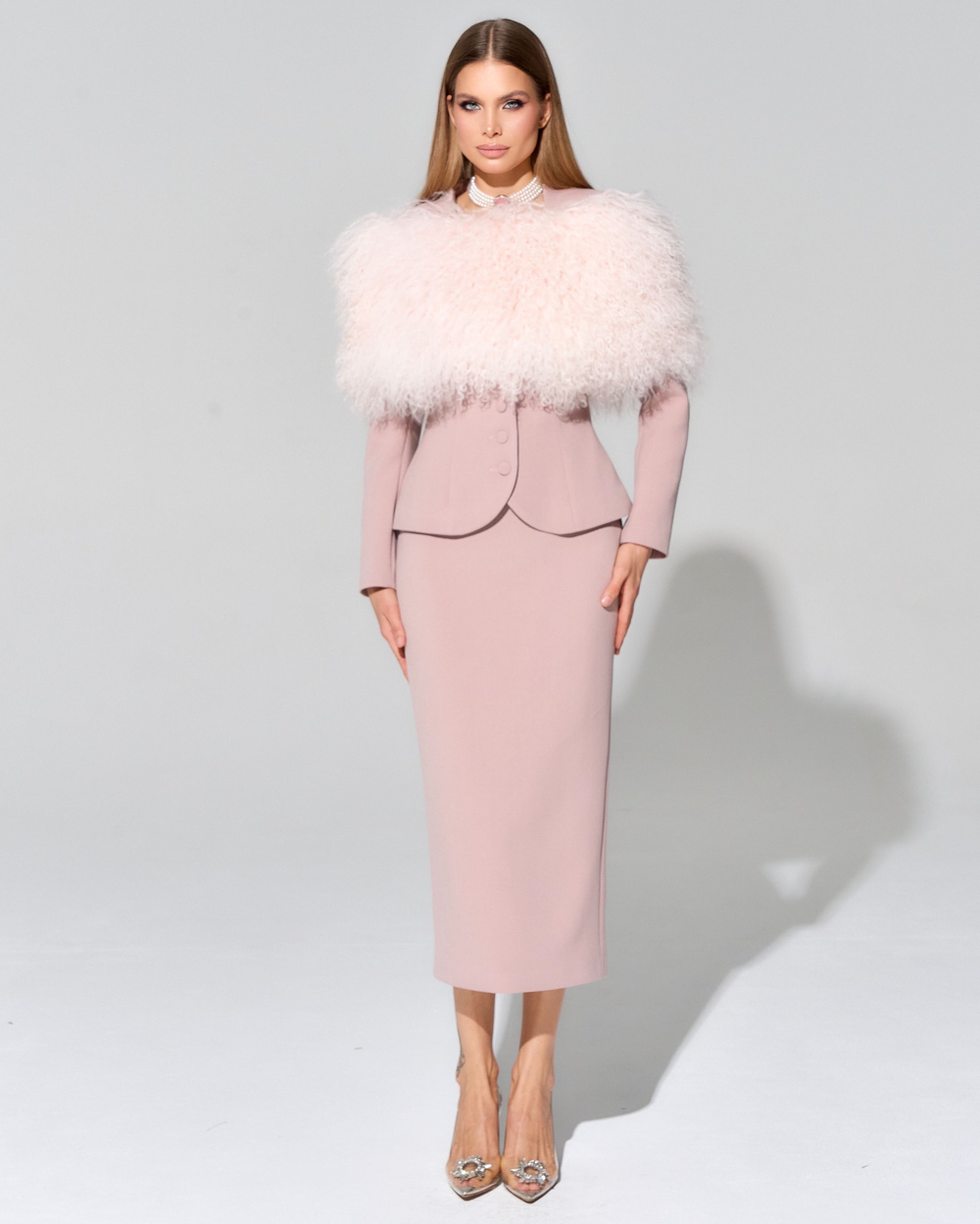 Приталенный жакет из итальянского крепа с меховой отделкой