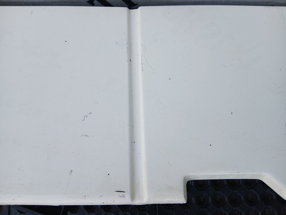 Спойлер кабины боковой левый 2023г