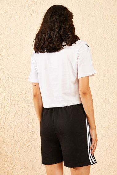 Qadın üçün kənarı xətli, qara qısa şort 10081059