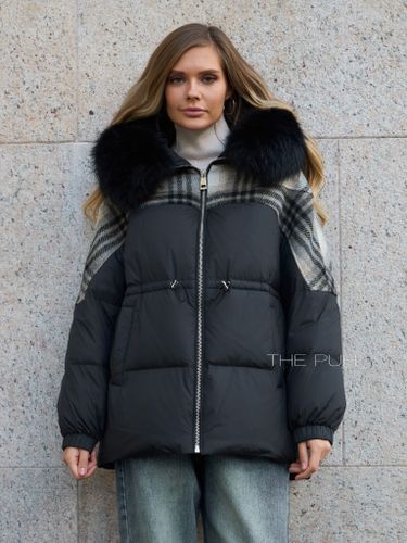 Черно-серый комбинированный пуховик с мехом енота