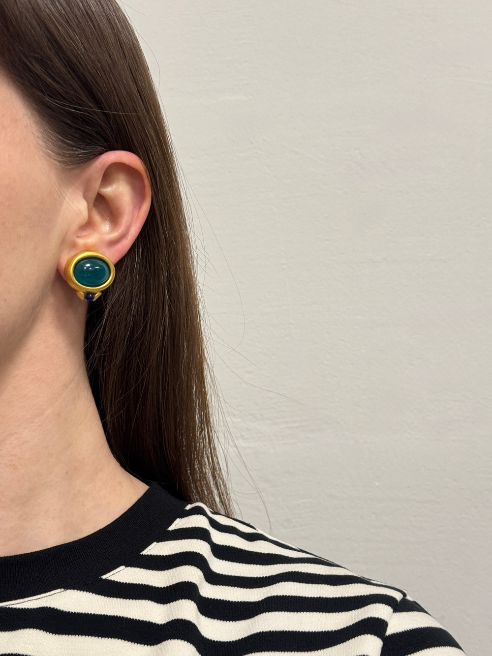 Клипсы с зелёными кабошонами Givenchy