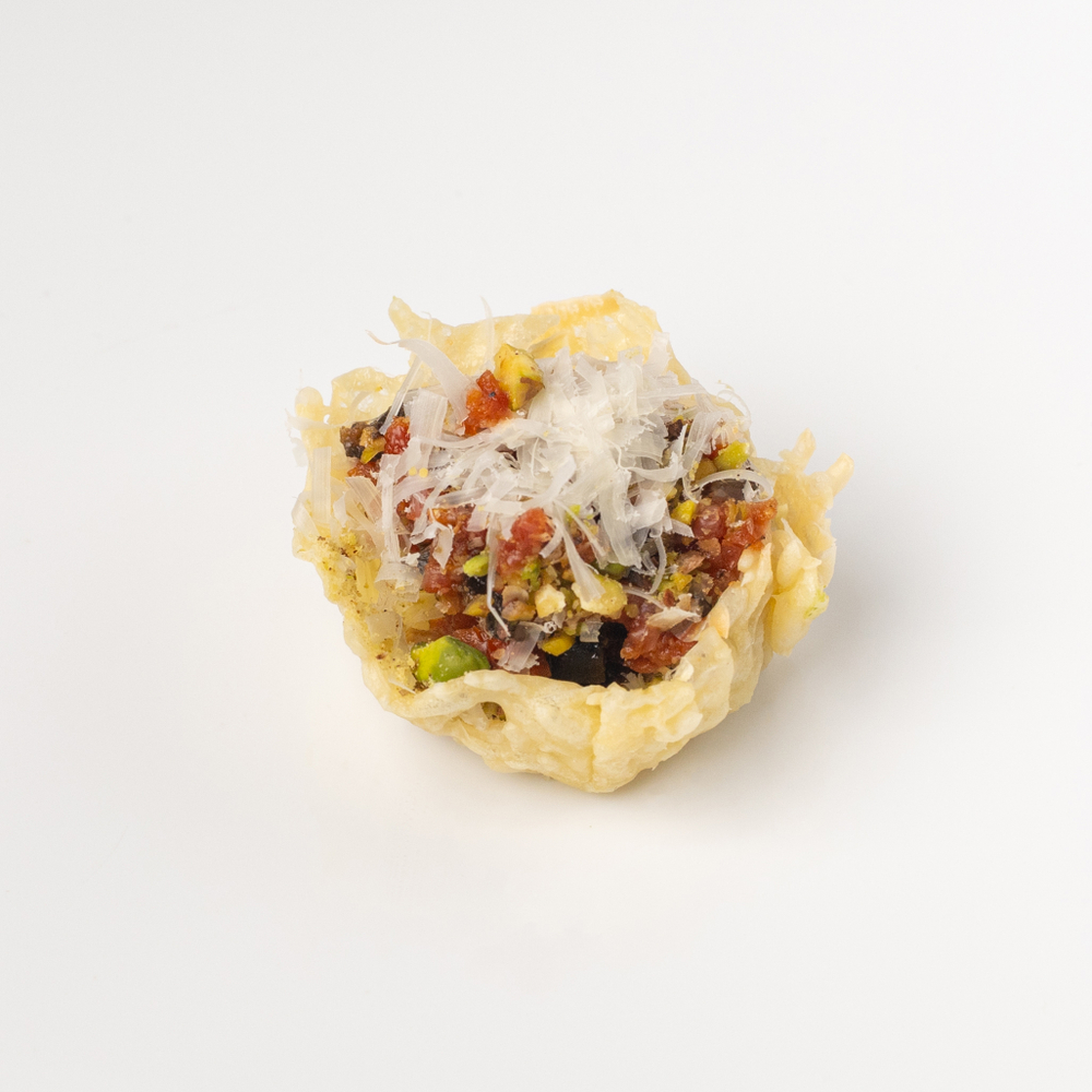 Корзинка из пармезана с сальсой из вяленых томатов 16 шт