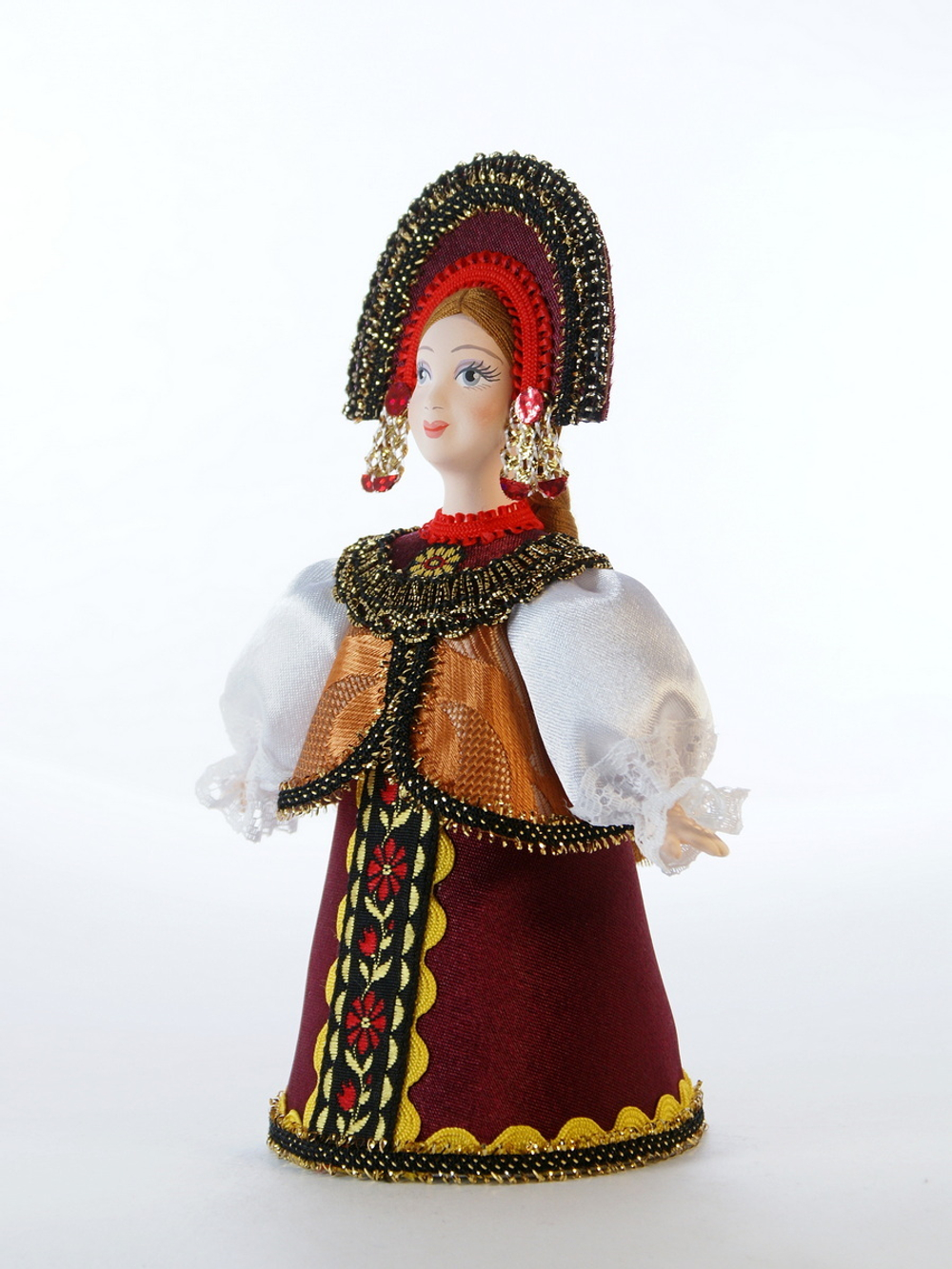 Кукла фарфоровая Варвара в праздничной одежде
