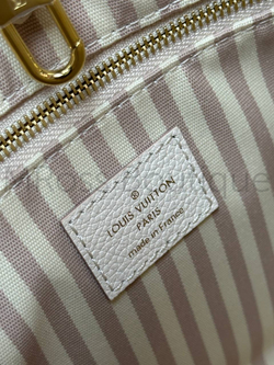 Светло-бежевая сумка Louis Vuitton Onthego PM с узором монограм
