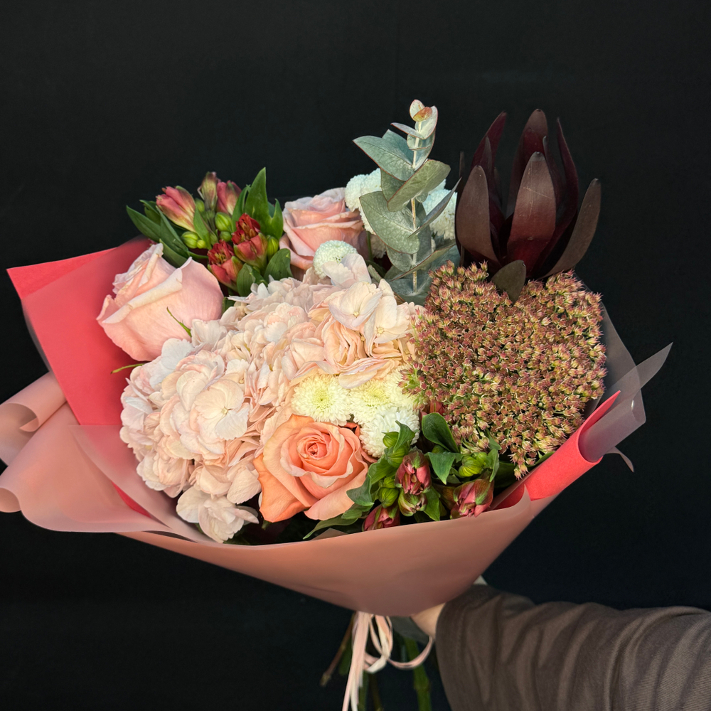 Букет из роз, гортензии и альстромерии