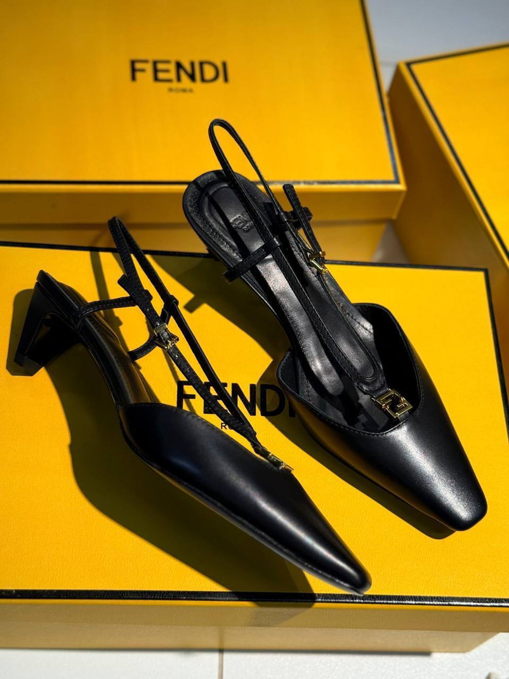 Босоножки Fendi