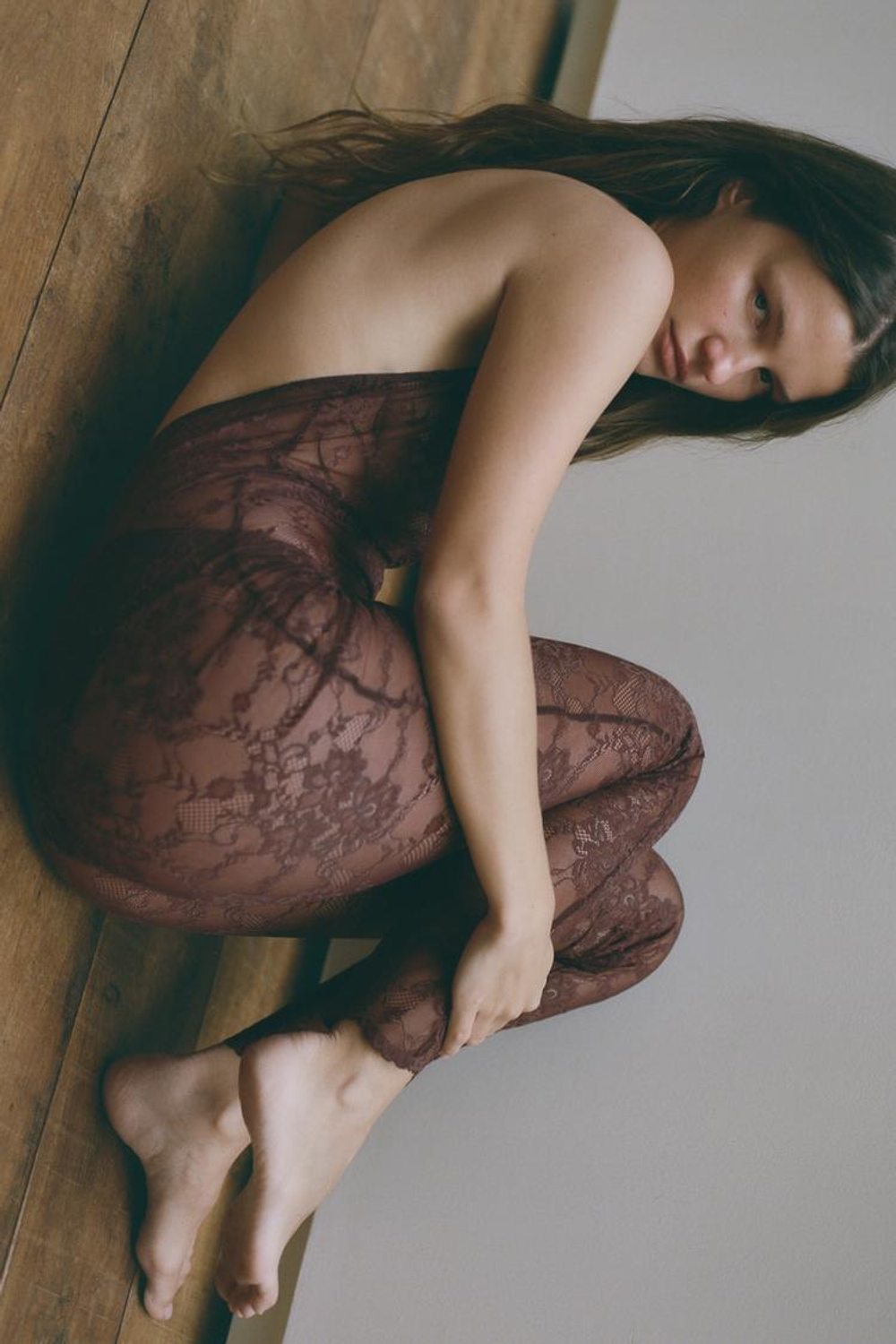 ZARA КОМБИНЕЗОН-ХАЛТЕР С КРУЖЕВОМ, ТЕМНО-КОРИЧНЕВЫЙ