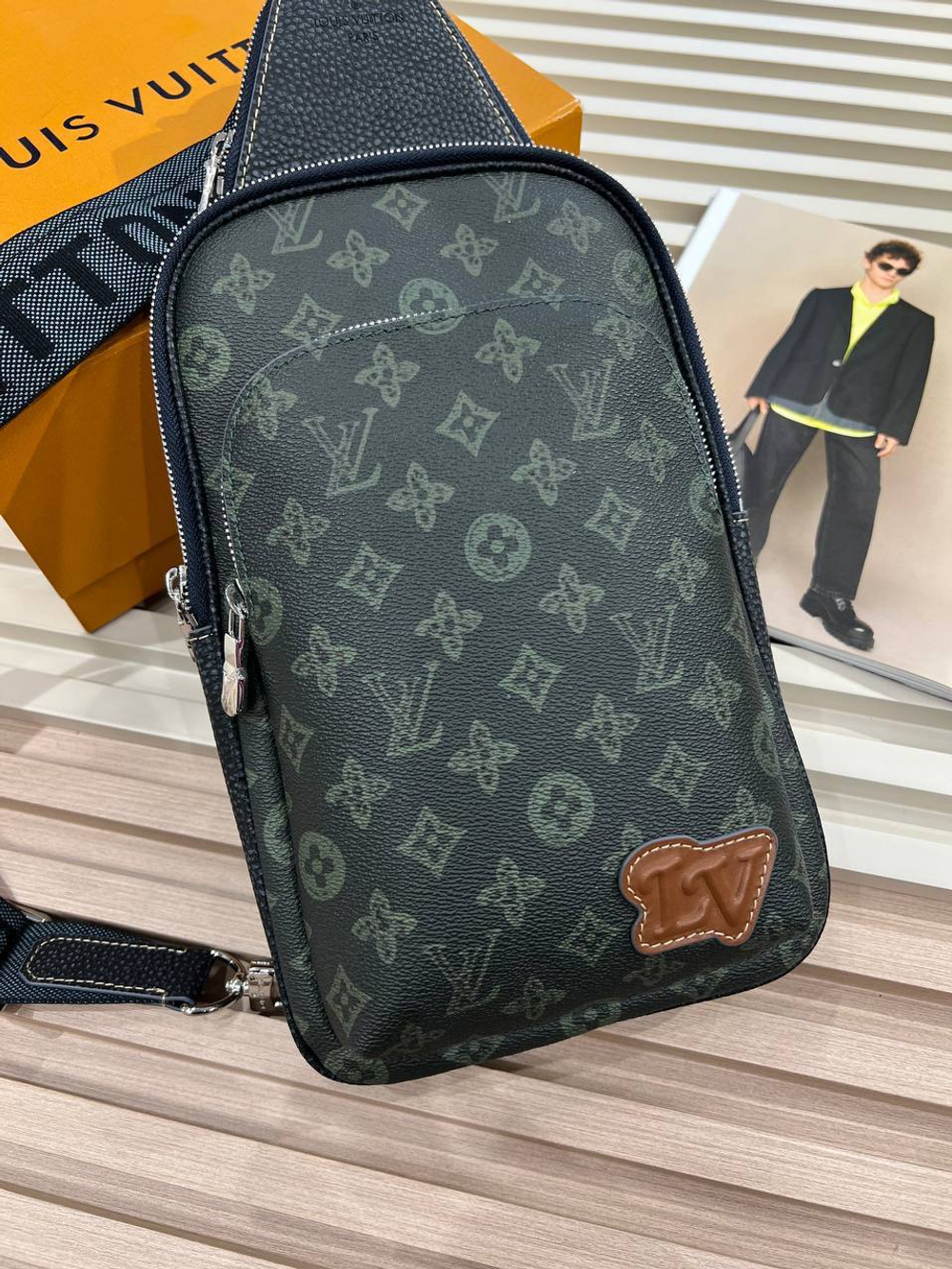 Сумка-слинг Louis Vuitton