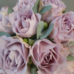 Композиция из сиреневых роз в шляпной коробке S