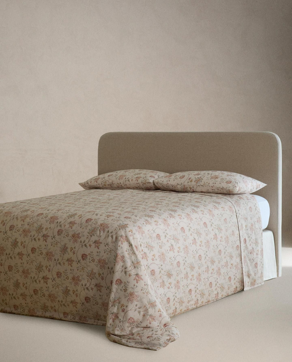 Zara Home - Простыня из атласа с цветочным рисунком (300 нитей), экрю, 240x280 см