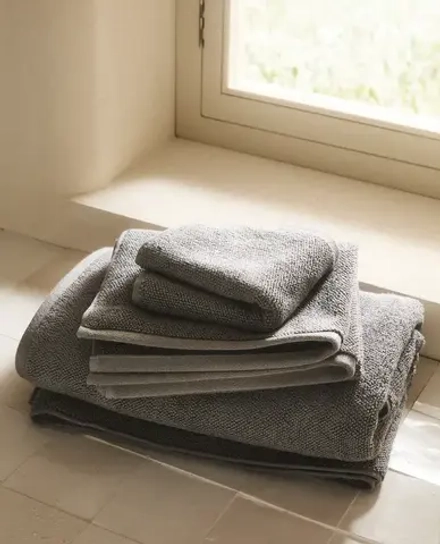 ZARA HOME ПОЛОТЕНЦЕ С ВЫШИВКОЙ, СЕРЫЙ