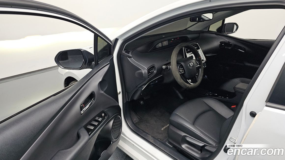 Toyota Prius 4 Generation 1.8 AWD (12.2021)