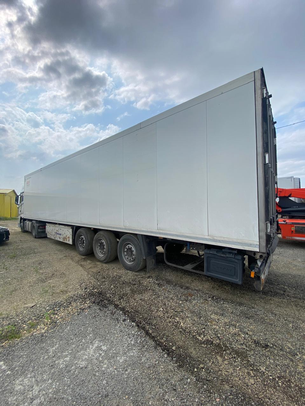 Krone SD Полуприцеп изотермический/рефрижератор SD (Рефрижератор)