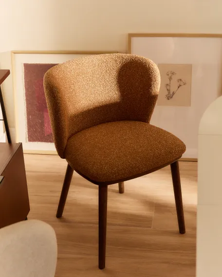 Стул Ciselia из терракотового шенилла с ножками из ясеня в отделке орех