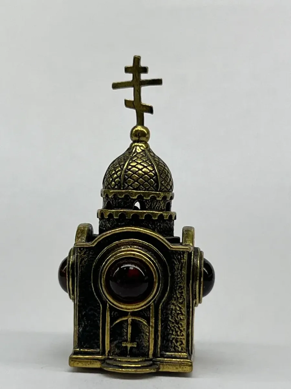 Бронзовая статуэтка на янтаре