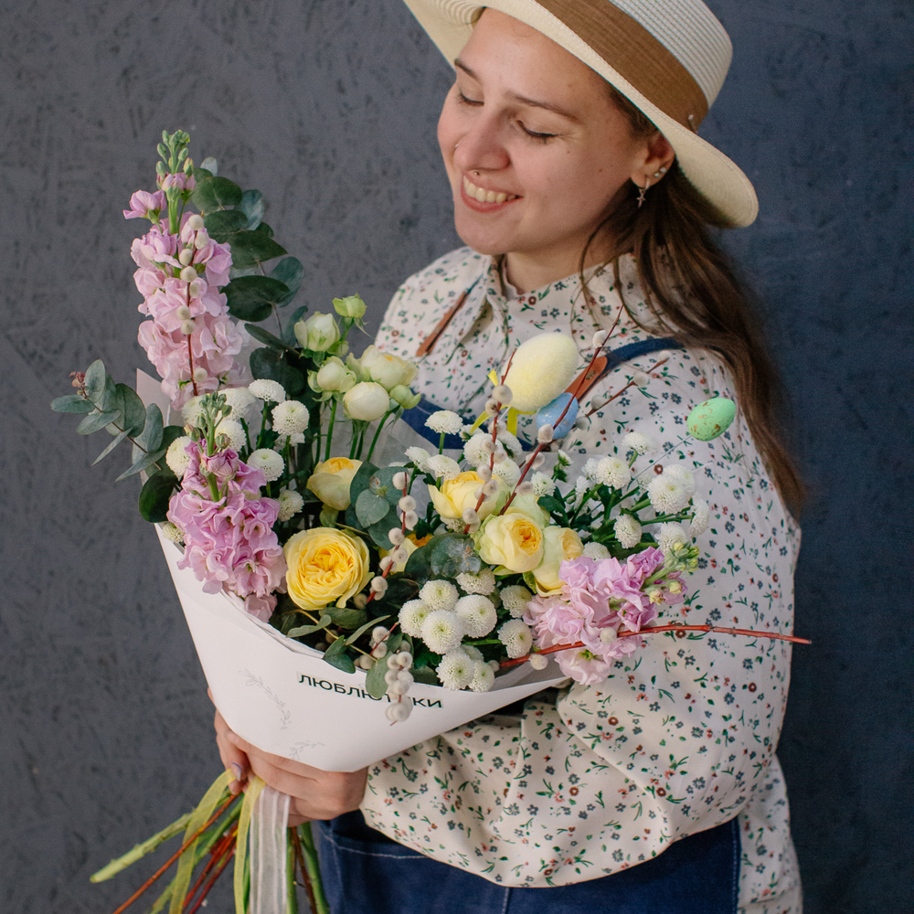 170. Нежный весенний букет с маттиолой и вербой