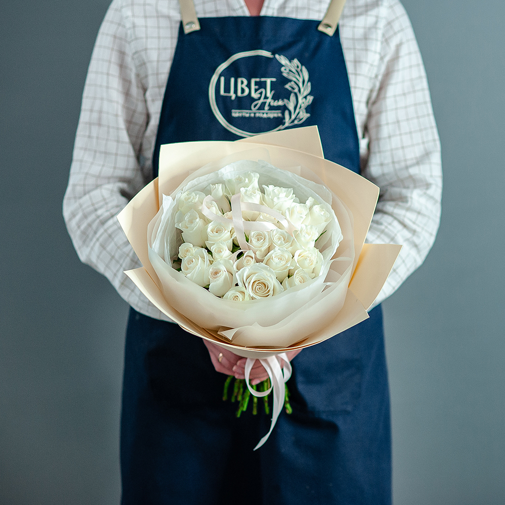 25 белых кенийских роз в нежном оформлении