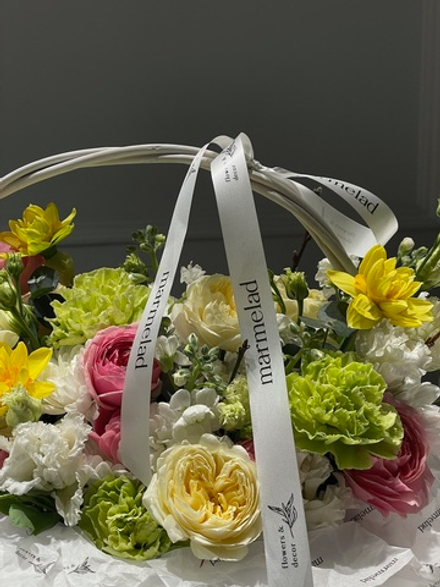 Цветочная корзина в ярких оттенках