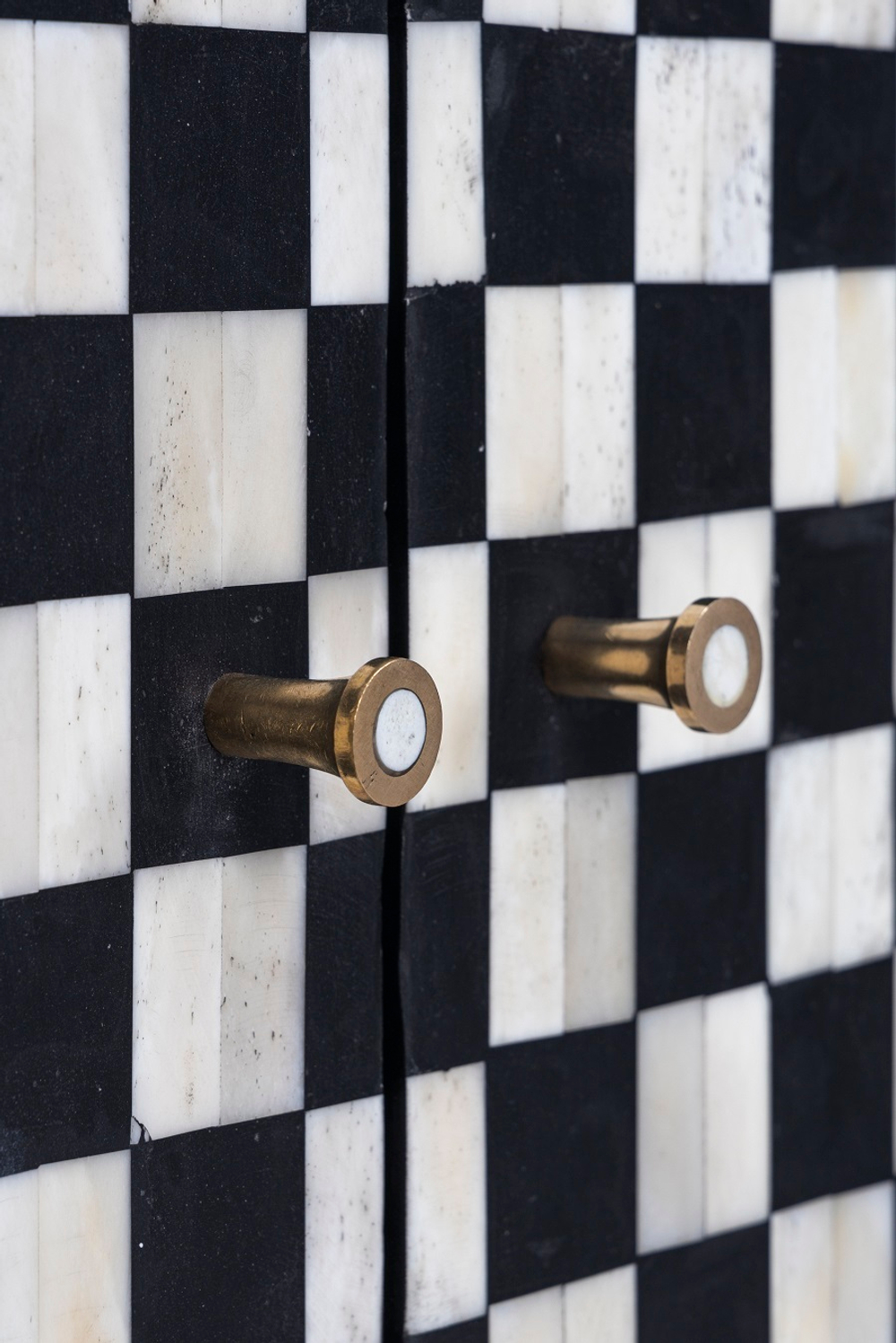 Комод с инкрустацией