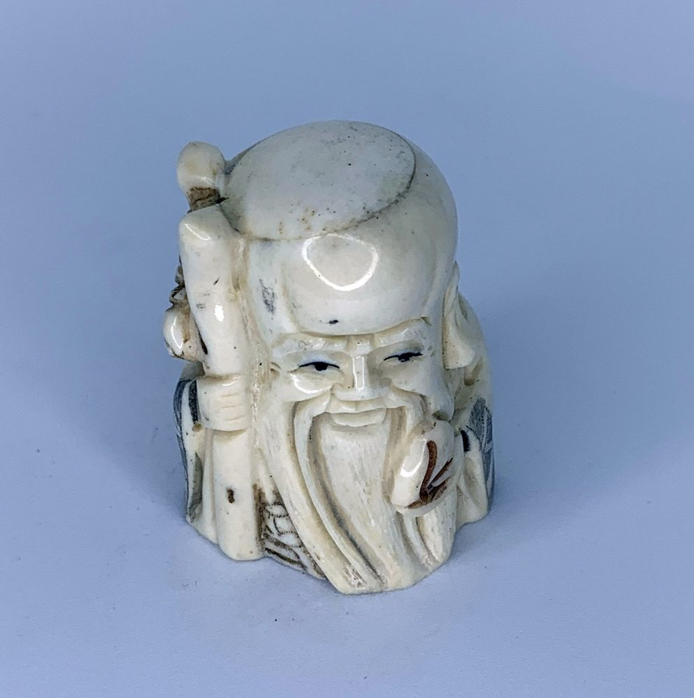 Нэцкэ Шоусин с посохом и персиком