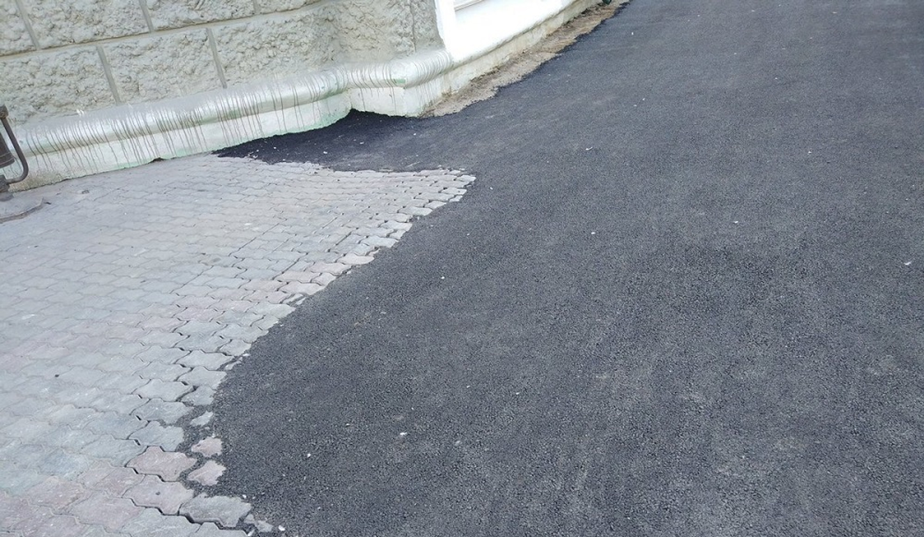 Как правильно обустроить примыкание тротуарной плитки к асфальту