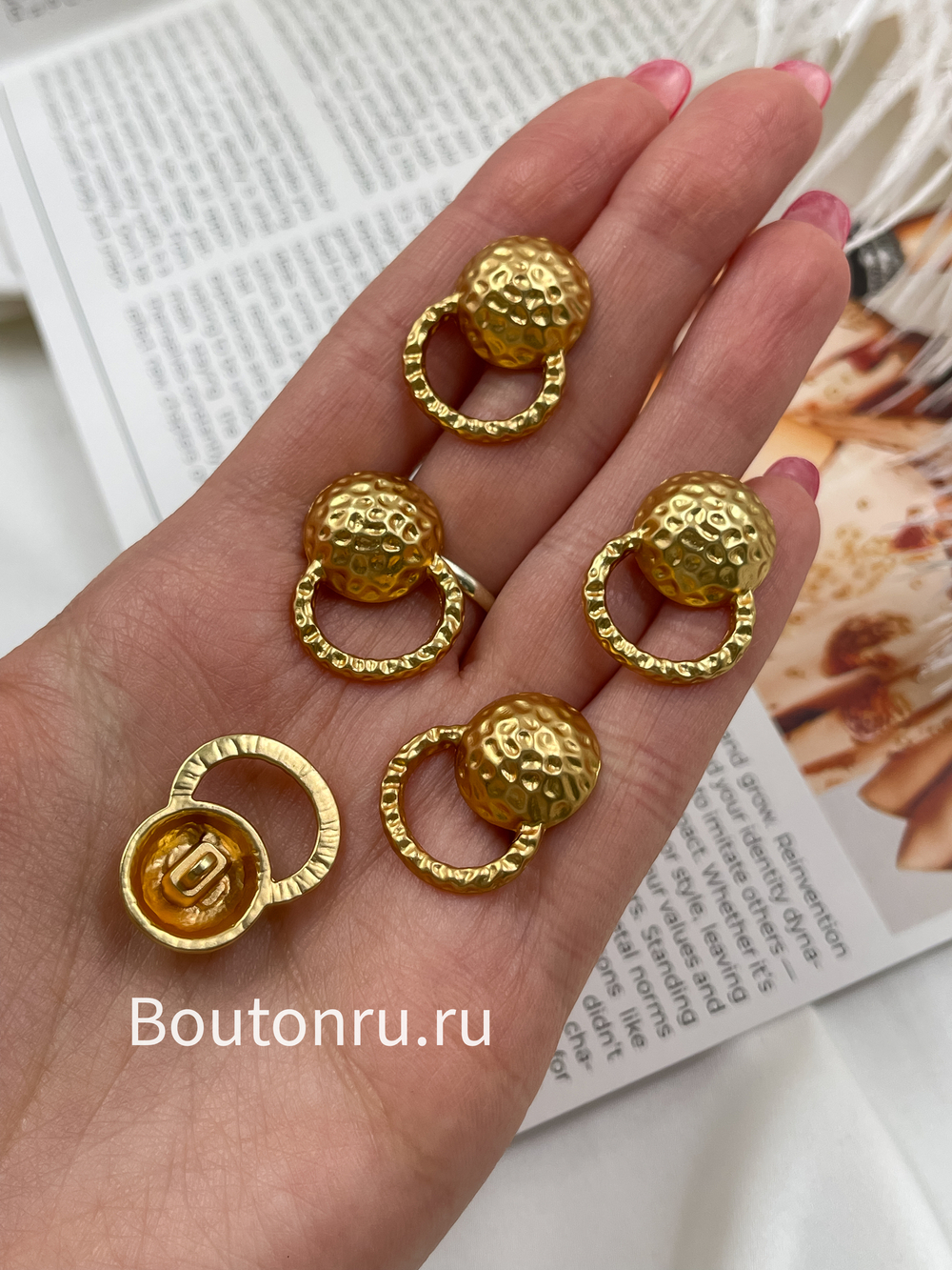 Пуговицы Скиапар. рельефные с пирсингом матовое золото