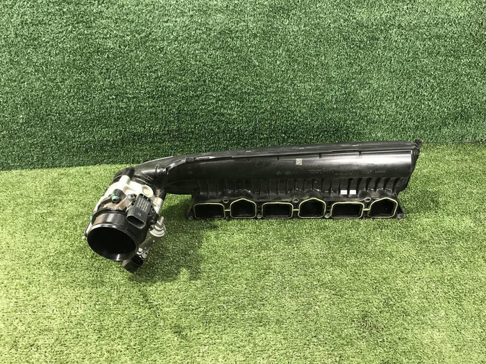 Впускной коллектор 7-12 цилиндров Bentley Bentayga (2015-2020)