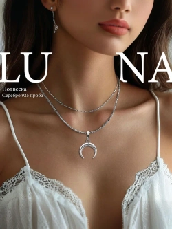Фото кулона в форме месяца на модели.