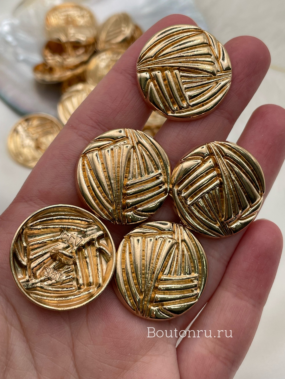Пуговицы золотистые декоративные рифленые