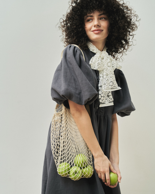 Платье с жабо и рукавами-фонариками из крапивы цвета "Графит"