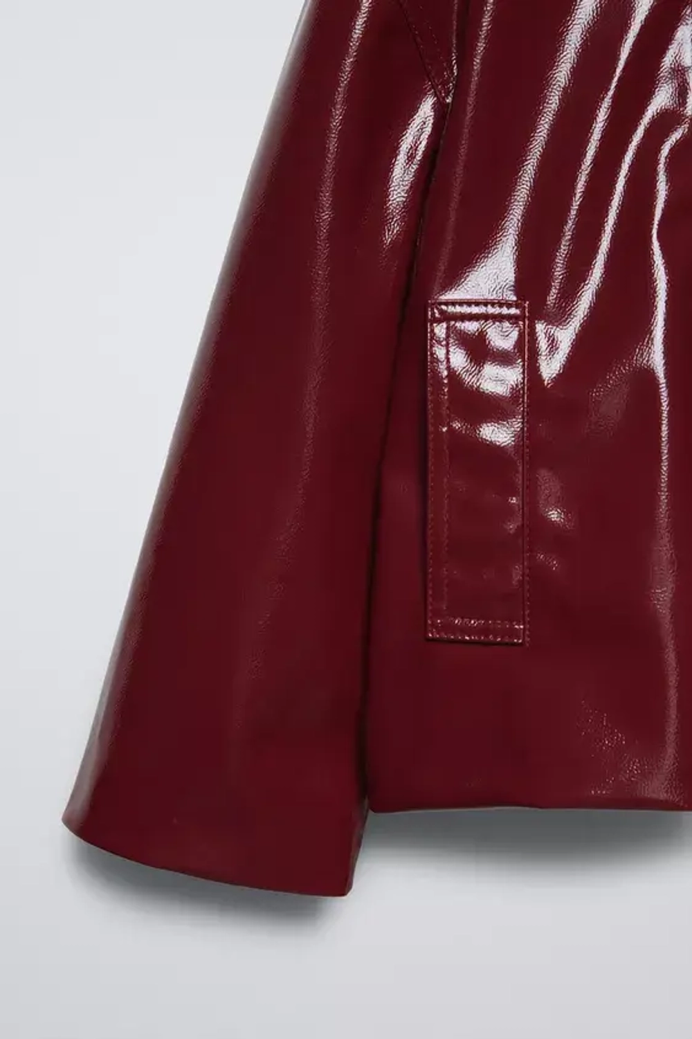 ZARA КУРТКА ИЗ ИСКУССТВЕННОЙ ЛАКИРОВАННОЙ КОЖИ, ЦВЕТ БУРГУНДСКОГО ВИНА