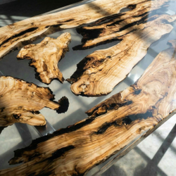 Стол из кусочков граба в смоле