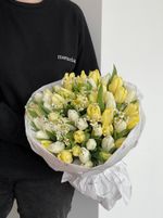 Букет большой из 51 белых, лимонных тюльпанов и ромашек