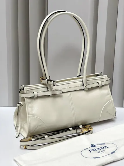 Кожаная средняя сумка Prada Bonnie белый