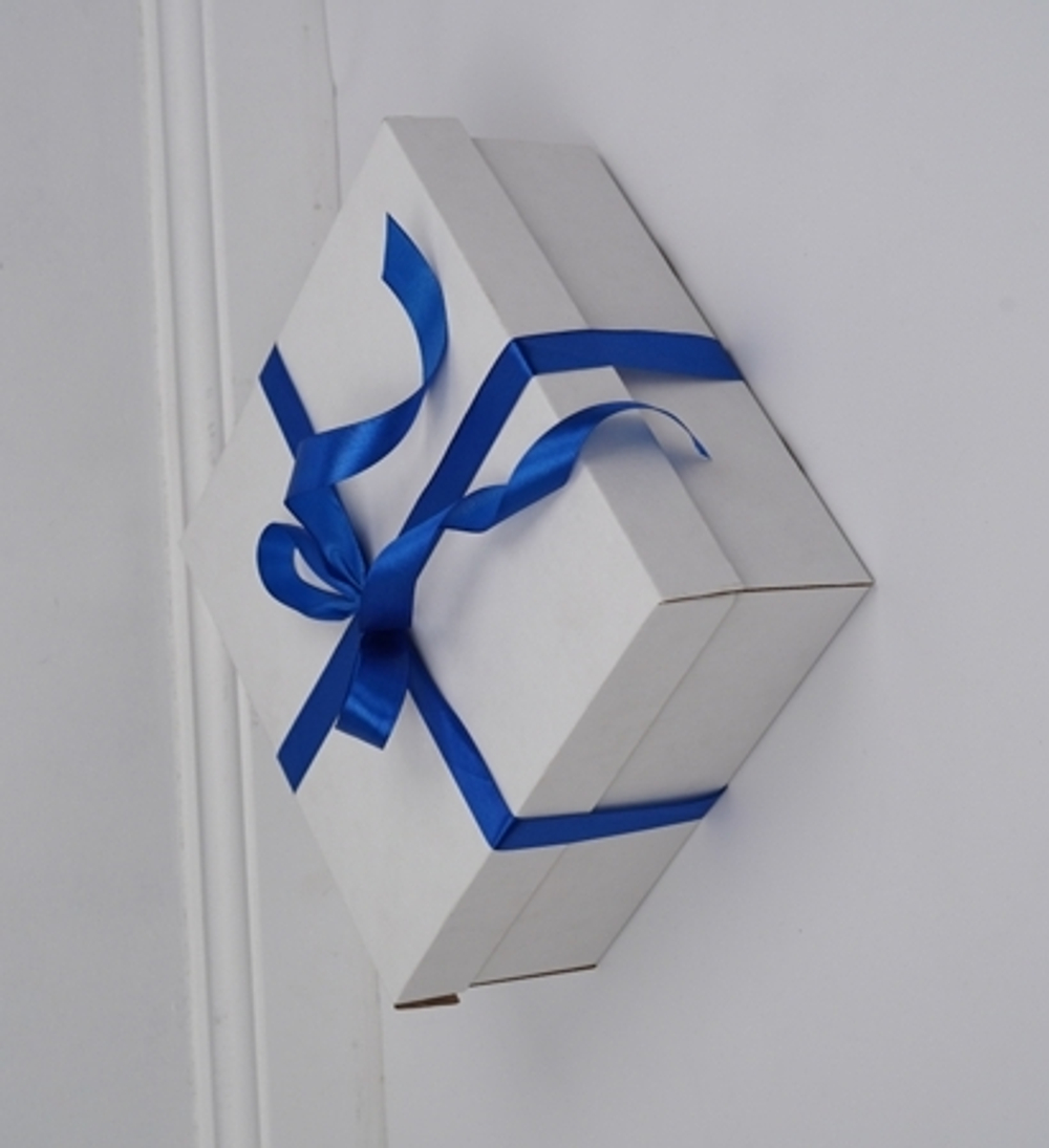 Коробка самосборная  крышка дно 35*35*9,5см Белая с Новым годом