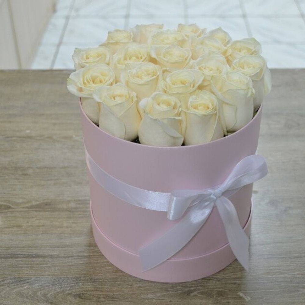 Коробка из 19 белых роз
