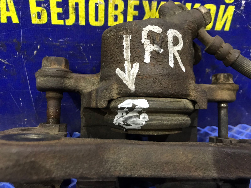 Суппорт тормозной передний правый MITSUBISHI LANCER 1994