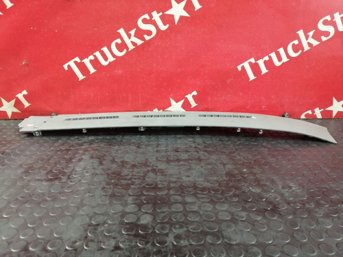 Накладка под лобовое стекло правая 2016г