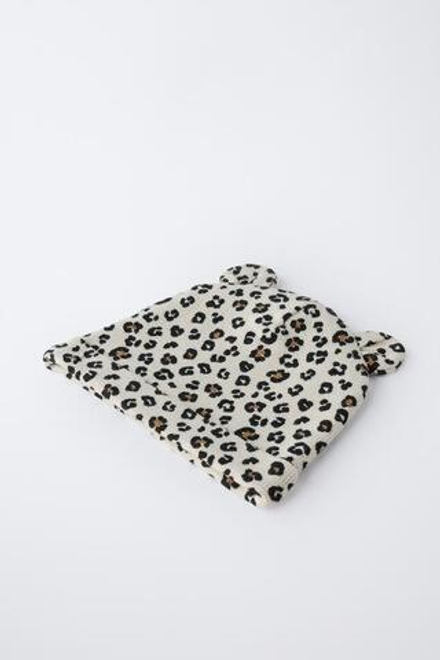 ZARA НАБОР ИЗ ДВУХ ВЯЗАНЫХ ШАПОК С АНИМАЛИСТИЧЕСКИМ ПРИНТОМ И УШКАМИ, ЭКРЮ