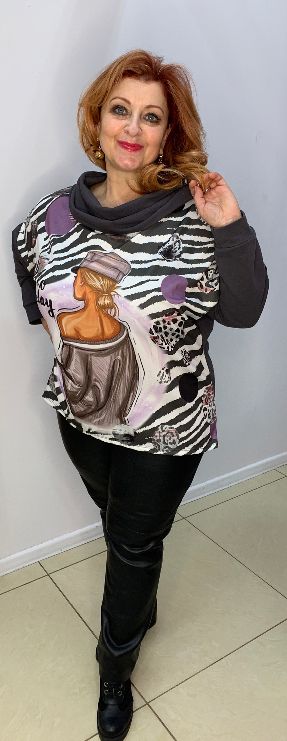 Яркий принтовый джемпер-толстовка с капюшоном