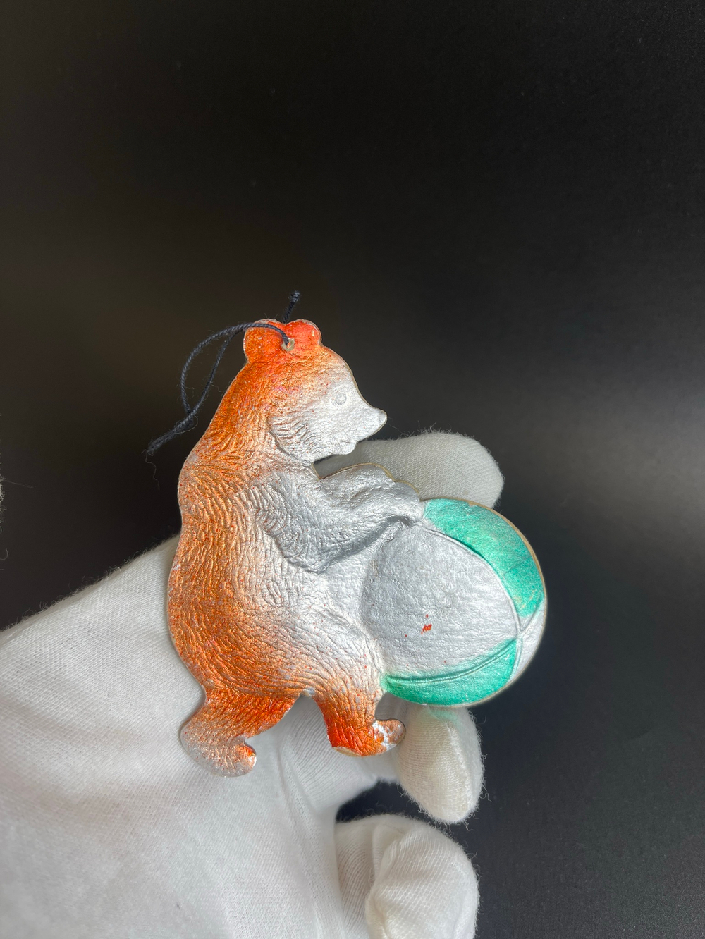 Ёлочная игрушка картонаж "Медведь с мячом", винтажная старинная картонная игрушка СССР 1940-1960 гг